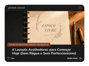 Caderno Achala Journal fechado sobre mesa de madeira Freijó com xícara de café e luz suave da manhã, transmitindo sensação de slow living e escrita intencional.