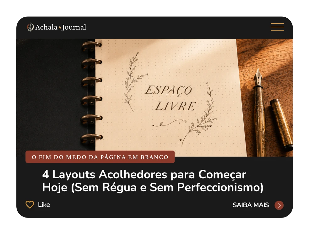 Caderno Achala Journal fechado sobre mesa de madeira Freijó com xícara de café e luz suave da manhã, transmitindo sensação de slow living e escrita intencional.