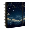 Caderno de disco reposicionável Noite Celestial em ângulo perspectiva destacando o brilho e acabamento da capa dura