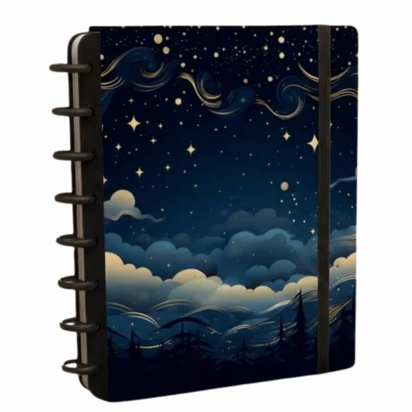 Caderno de disco reposicionável Noite Celestial em ângulo perspectiva destacando o brilho e acabamento da capa dura
