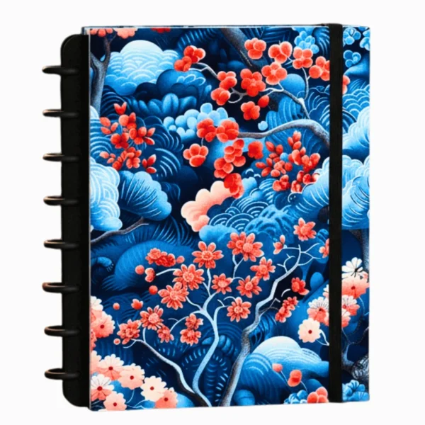 Caderno de disco reposicionável Sakura em ângulo perspectiva destacando o acabamento da capa dura e flores de cerejeira