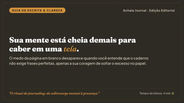 O ritual do journaling: caderno artesanal aberto em mesa de madeira com luz natural e caneta de latão